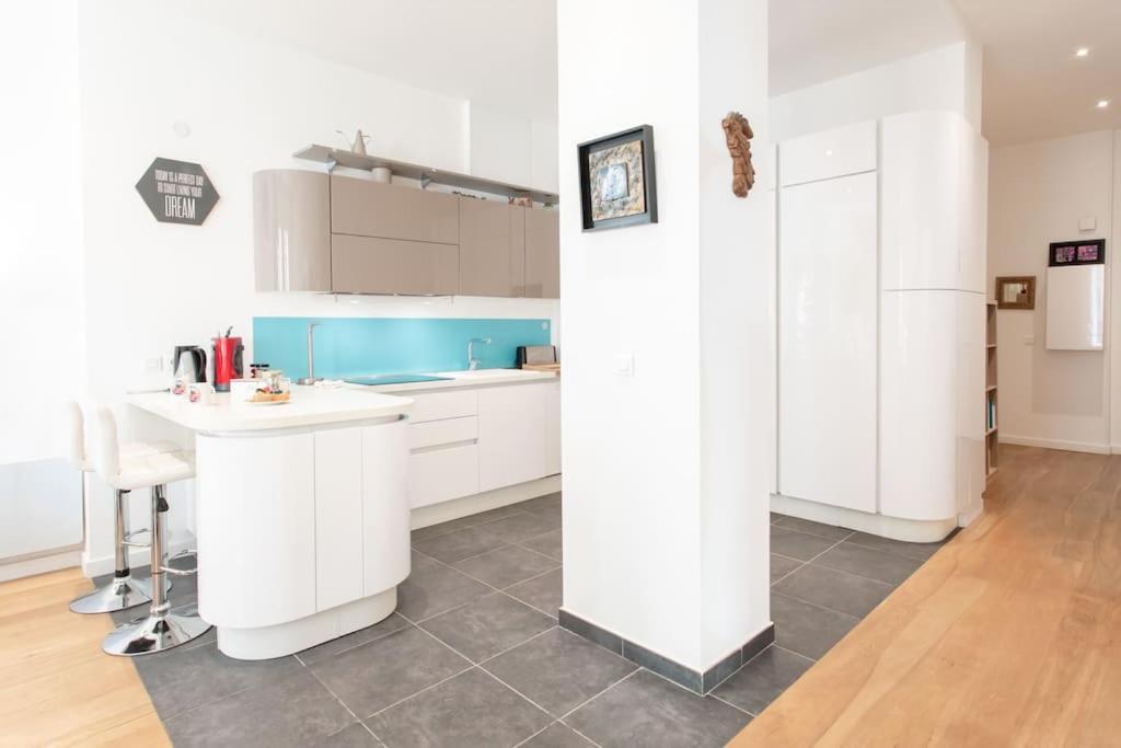 Appartement #22 Emma 2bdr Balcony Center Town 2mins Tramway *