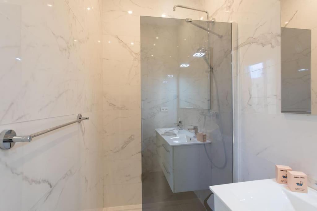 Appartement #22 Emma 2bdr Balcony Center Town 2mins Tramway