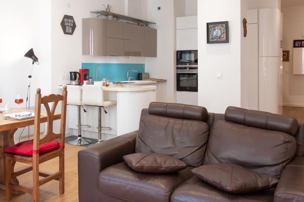 Appartement #22 Emma 2bdr Balcony Center Town 2mins Tramway *